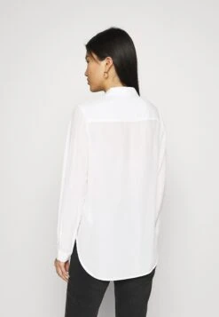 Anna Field Basic Blouse With Front Pockets - Chemisier - Offwhite -Anna Field Soldes Boutique 25b2dcdd81114e48bf79bfc23d5bd020