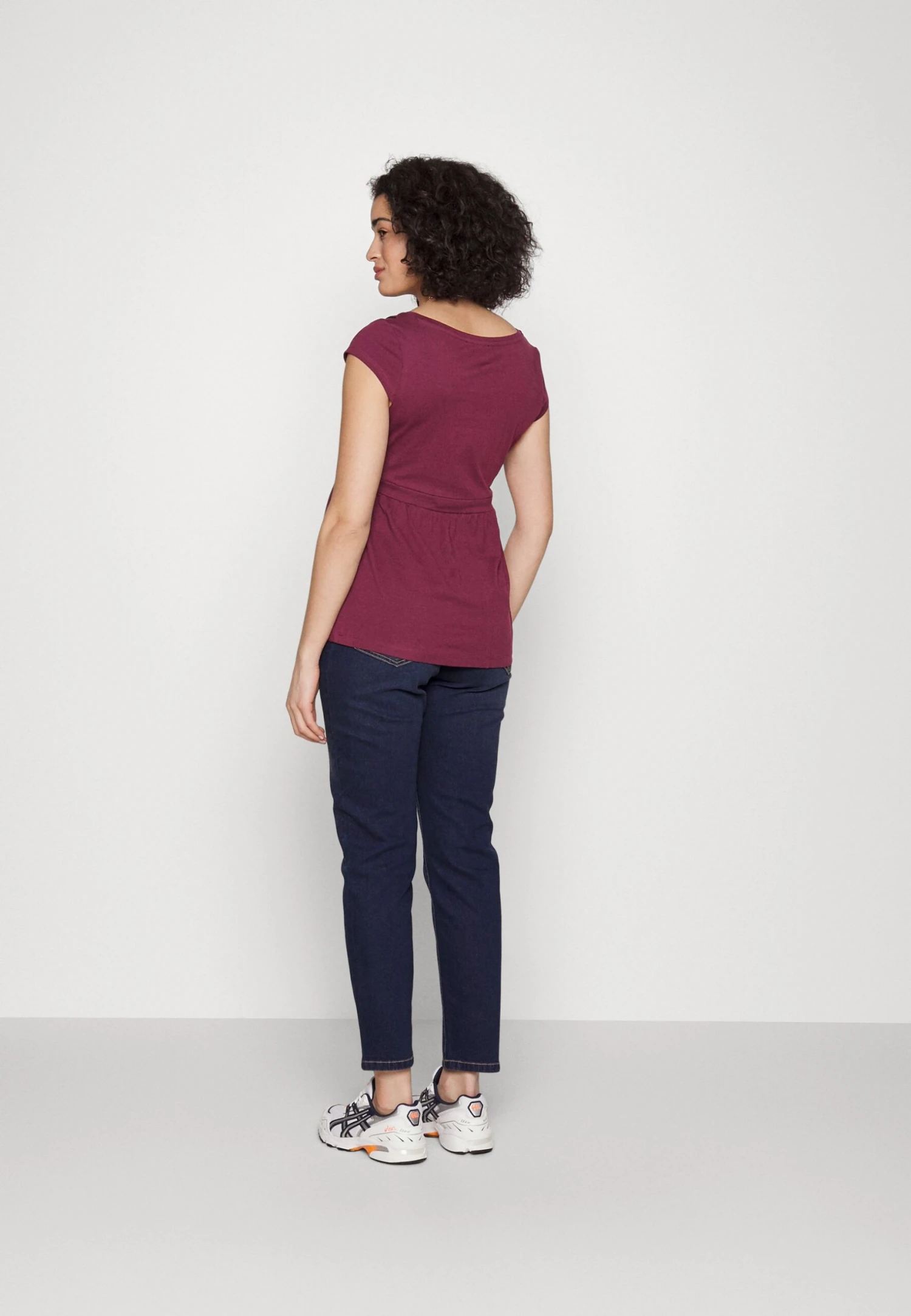 Maternity Baby Doll Nursing Tee - T-Shirt Imprimé - Dark Red 3 Maternity Baby Doll Nursing Tee - T-Shirt Imprimé - Dark Red – Image 3