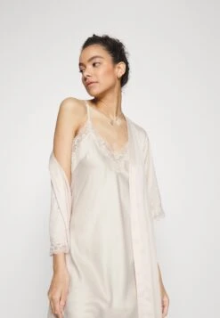 Anna Field Bridal Nightie / 003 - Off-White - Chemise De Nuit / Nuisette - 003 - Off-White 9 Anna Field Bridal Nightie / 003 - Off-White - Chemise De Nuit / Nuisette - 003 - Off-White -Anna Field Soldes Boutique b0d5595a3a9e44e28968fba66029159e