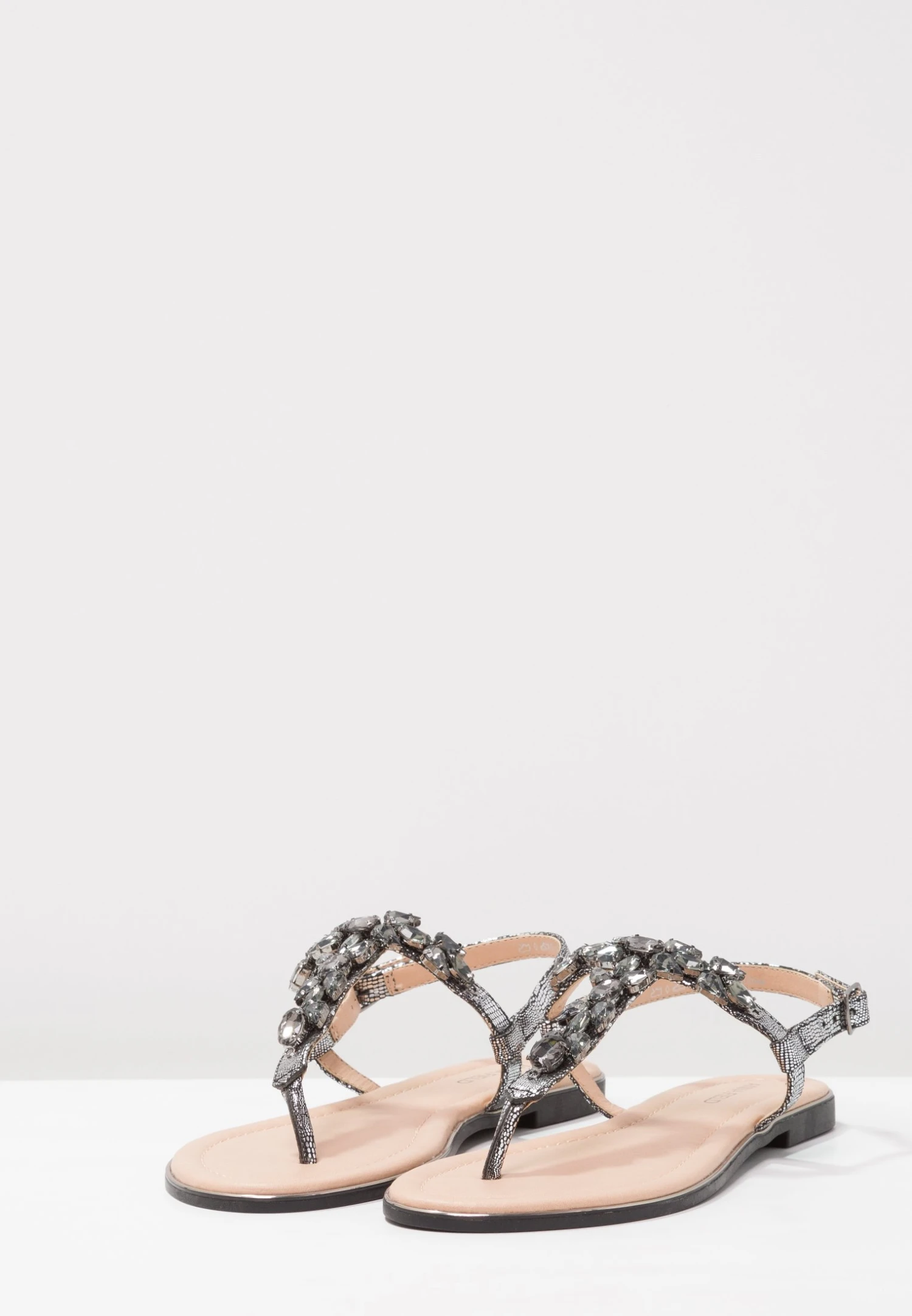 Anna Field Tongs - Dark Gray 4 Anna Field Tongs - Dark Gray – Image 4